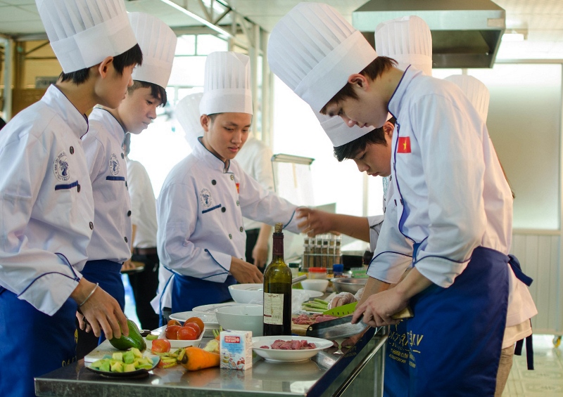 Đầu Bếp Tại Đức: Cơ Hội Lương Cao & Định Cư!